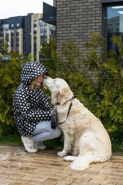 Pandemia koronawirusów w mieście. dziewczyna spacery złoty pies retriever wzdłuż pustych ulic — Zdjęcie stockowe