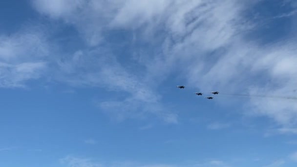 Le 7 mai 2020 - Biélorussie, Minsk - des avions militaires volent dans le ciel, répétition de la parade du 9 mai lors de la pandémie de coronavirus. vidéo avec son — Video