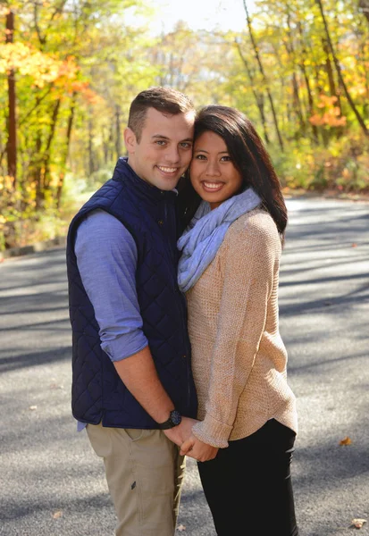 Pareja joven enamorada — Foto de Stock