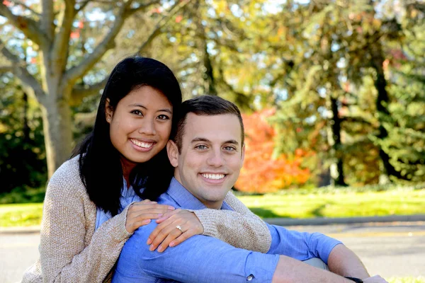 Jovem casal apaixonado — Fotografia de Stock