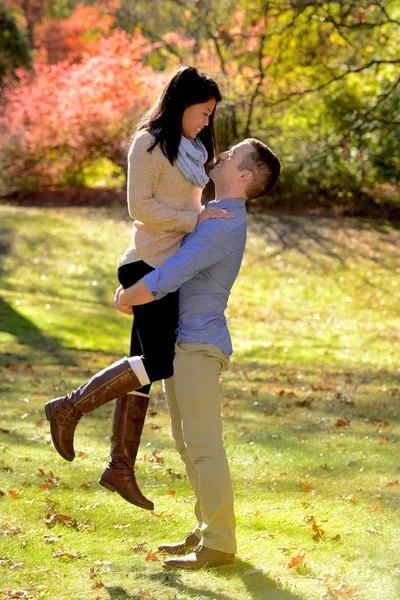 Pareja joven enamorada — Foto de Stock