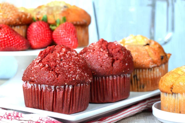 Deliciosos muffins servidos em pratos — Fotografia de Stock