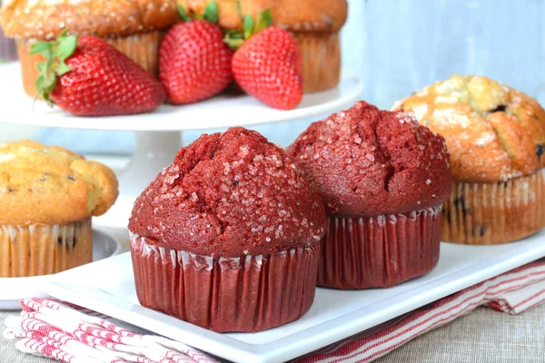 Deliciosos muffins servidos em pratos Fotos De Bancos De Imagens