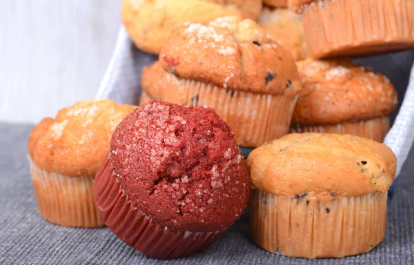 Variété de muffins dans un panier — Photo