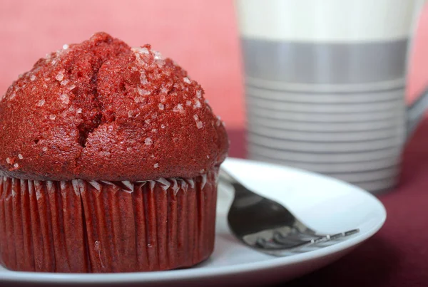 Muffin en velours rouge avec café — Photo