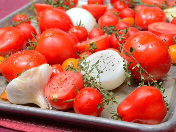 Rajčata s česnekem a cibulí — Stock fotografie