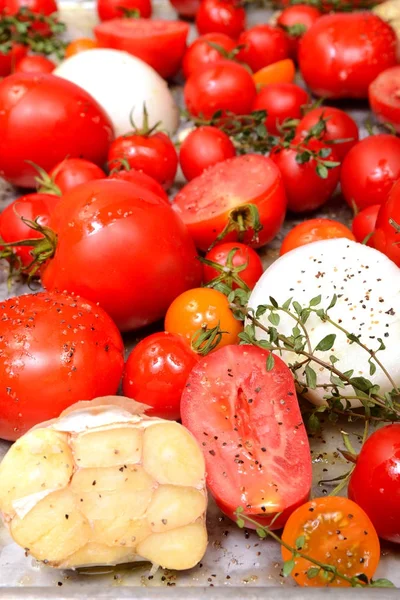 Tomater med vitlök och lök — Stockfoto