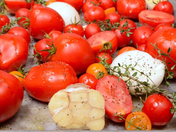 Tomaten met knoflook en uien — Stockfoto