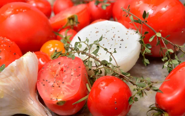 Tomates à l'ail et oignons Image En Vente