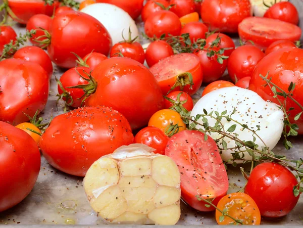 Tomates con ajo y cebolla Imágenes De Stock Sin Royalties Gratis