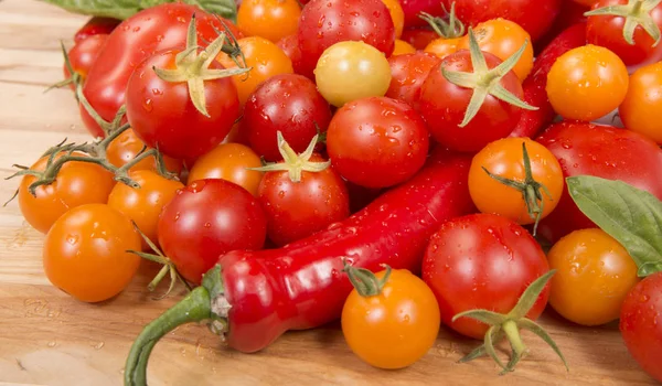 Tomates e produtos hortícolas frescos Fotos De Bancos De Imagens Sem Royalties