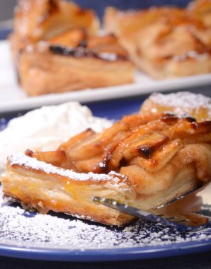 Pişmiş rustik elmalı tart