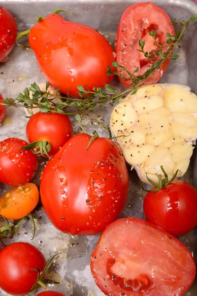 Fresh tomatoes, garlic, onions — Stock Photo, Image