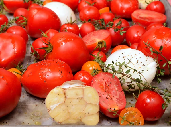 Tomates frescos, alho, cebolas — Fotografia de Stock