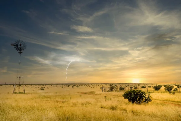 Mulino Vento Campo Del Texas Lungo Route Con Una Tempesta — Foto Stock