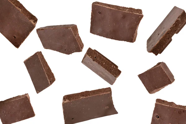 Morceaux de chocolat tombants, isolés sur du blanc — Photo