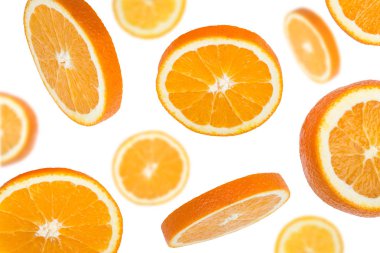 Orange, yakın çekim düşen parçaları üzerine beyaz izole