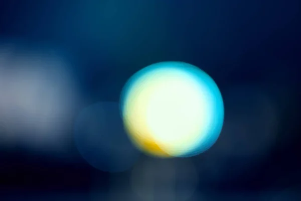 koyu mavi zemin üzerine büyük bokeh ışık