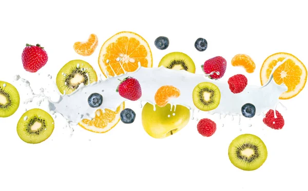 süt sıçrama, beyaz zemin üzerine izole meyve karışımı