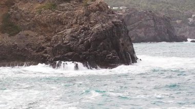 Balearic adaları, soller, soller, majorca limanında öfkeli deniz, balerinler, İspanya, Avrupai, Mediterranema, limanda dalgalı deniz, liman de soller limanında ağır çekim, limanda deniz feneri