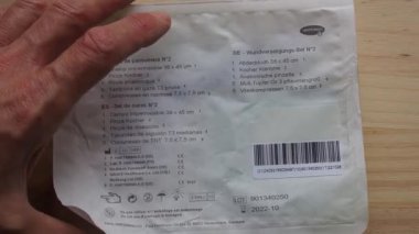 Coronavirus tedavisi için hastane steril malzeme paketinin açılması, gazlı bez, cımbız ve hastane bakım malzemesi paketi açılması, hastane acil durum ekipmanı açılması.