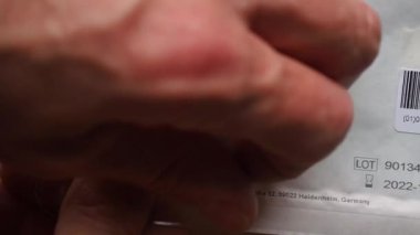 Coronavirus tedavisi için hastane steril malzeme paketinin açılması, gazlı bez, cımbız ve hastane bakım malzemesi paketi açılması, hastane acil durum ekipmanı açılması.