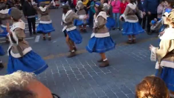 カンポ クリッターナ カーニバル カラフルな衣装で踊る人々 カーニバル グループ シウダー レアル州 カスティーリャ マンチャ州 — ストック動画