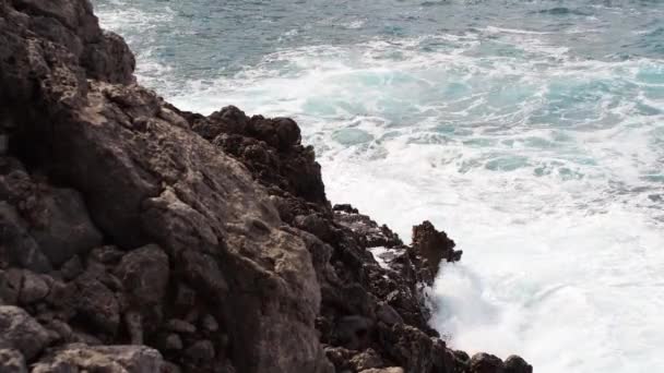 巴利阿里群岛 马约卡 巴里埃勒斯 西班牙 地中海 索勒港的汹涌大海 塞勒港的慢动作 安装在索勒港 港口的灯塔 — 图库视频影像
