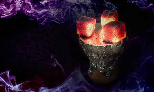 Carbón caliente Hookah para fumar shisha y ocio en el fondo de patrón este . —  Fotos de Stock
