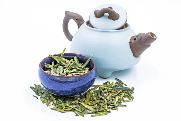 Лонгхем (Драгонский колодец) - китайский зеленый чай с маленьким горшочком когтей, изолированным на белом — стоковое фото
