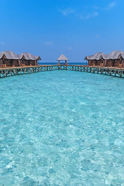 Vackra tropiska Maldives resort hotell med stranden och blått vatten för relax. — Stockfoto