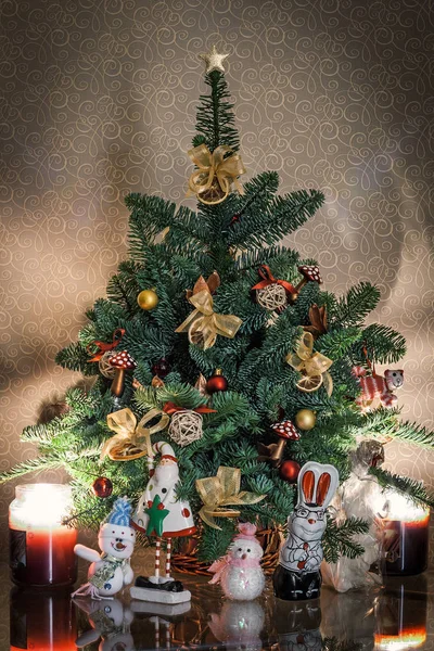 Habillé Nouvel an sapin de Noël vert avec jouets et cadeaux . — Photo