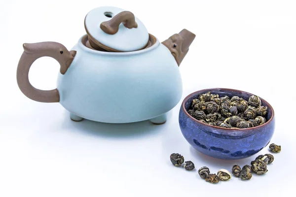 Китайский зеленый чай Жасмин Жемчужина (Мо Ли Лонг Чжу) в голубой керамической миске — стоковое фото