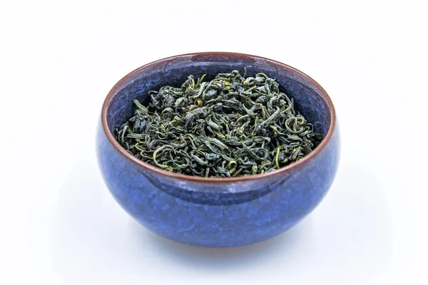 चीनी जंगली हरी चाय। (यह शेंग लू चा) एक नीले सिरेमिक कटोरे में — स्टॉक फ़ोटो, इमेज