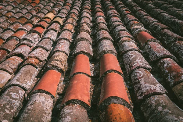 Las viejas tejas antiguas en el primer plano del techo. Tossa de Mar, Cataluña, España, Europa —  Fotos de Stock