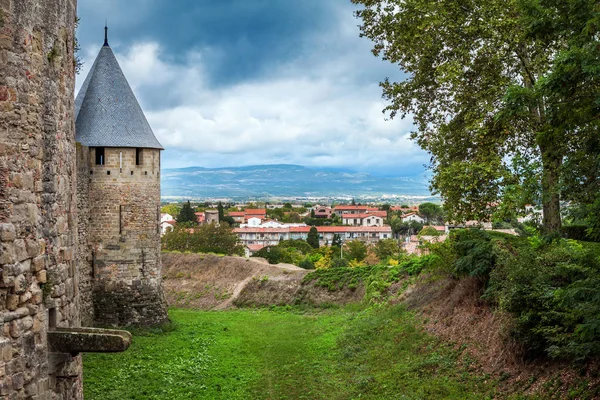 Antico castello di Carcassonne fortezza con vista sulla campagna del sud della Francia — Foto Stock