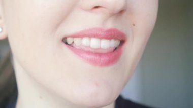 Genç bir kız la la la söylüyor. Müzik dinleyen bir kadın. Kadın Dudakları 'nın yakın görüntüsü