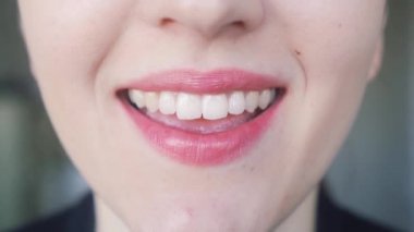 Gülümseyen güzel mutlu kız, seni seviyorum diyor. Kadın Dudakları 'nın yakın görüntüsü