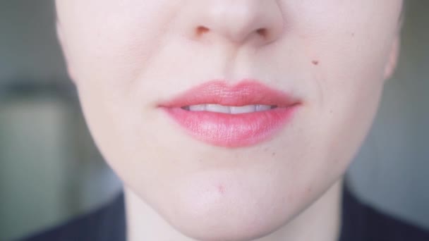 Primer plano de labios femeninos sonrientes — Vídeos de Stock