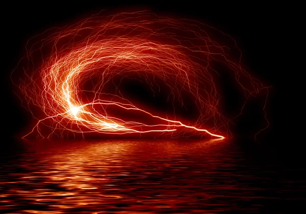 Vörös villám az éjszakai tenger felett — Stock Fotó