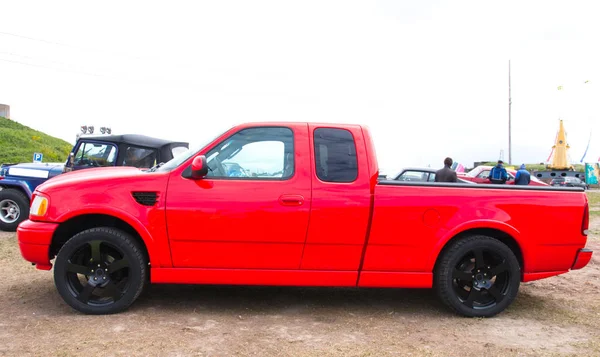 Röd amerikansk pickup. — Stockfoto