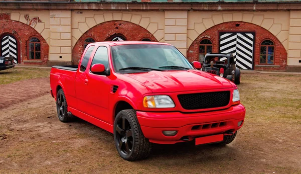 Rode Amerikaanse pickup. — Stockfoto