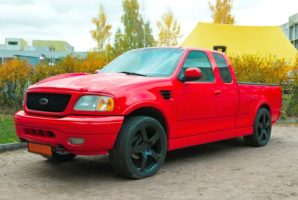 Rode Amerikaanse pickup. — Stockfoto