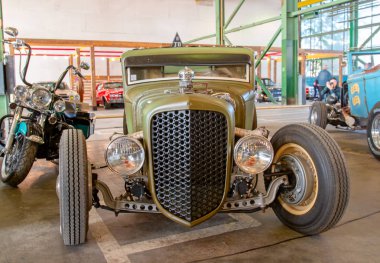 Klasik Amerikan Hot Rod arabası. Ön görünüm.