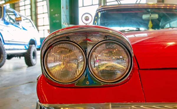 Amerikanischer Oldtimer 1958 Ford Fairlane 500. Frontscheinwerfer Detail — Stockfoto