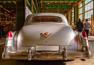 Klasik Amerikan Vintage arabası 1950 Cadillac Limuzin. Geri dönüş