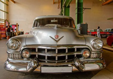 Klasik Amerikan Vintage arabası 1950 Cadillac Limuzin. Öndeki vi