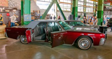 Klasik Amerikan Vintage arabası 1961 Lincoln Continental limuzini