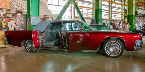Klassische amerikanische Oldtimer 1961 lincoln kontinentale Limousine — Stockfoto
