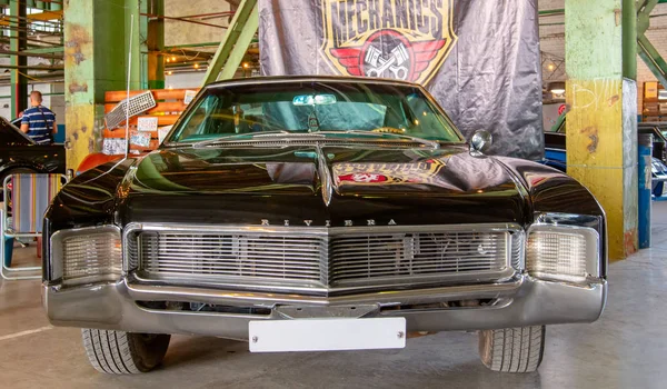 Klassieke Amerikaanse Vintage auto 1966 Buick Riviera. Vooraanzicht. — Stockfoto